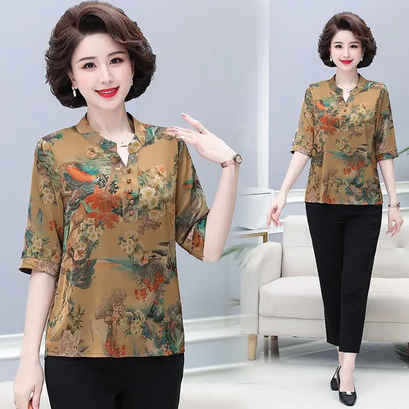Quần áo không chỉ giúp mẹ cảm thấy tự tin hơn mà còn là cách thể hiện tình yêu thương của bạn.